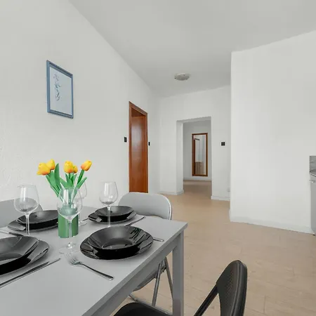 Apartman Przytulny Legionow Z Parkingiem By Renters