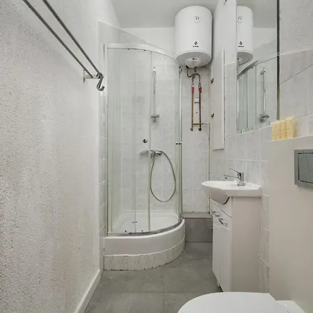 Przytulny Legionow Z Parkingiem By Renters Wrocław